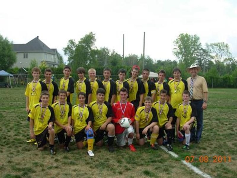 Dans le classe U15-U17 masculine, les Tigres de Saint-Liboire ont remporté le tournoi de fin de saison de l'A.S.S.H., le dimanche 7 août. En finale, les Liboirois ont disposé d'Assomption par la marque de 3-0. Les Tigres avaient aussi remporté l'or en juillet, lors du tournoi national de soccer de Saint-Hyacinthe. Première rangée : Antoine Petit, Steven Martin, Renée-Pier Laflamme, Christophe Messier, Carl Jobin, Vincent Bourgeois, Alexandre La Frenière et Olivier Desjardins. Deuxième rangée : A