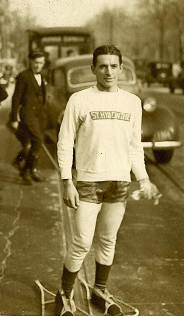 Gérard Côté à Montréal peu avant de réaliser son record du monde en janvier 1938. Collection François Côté.