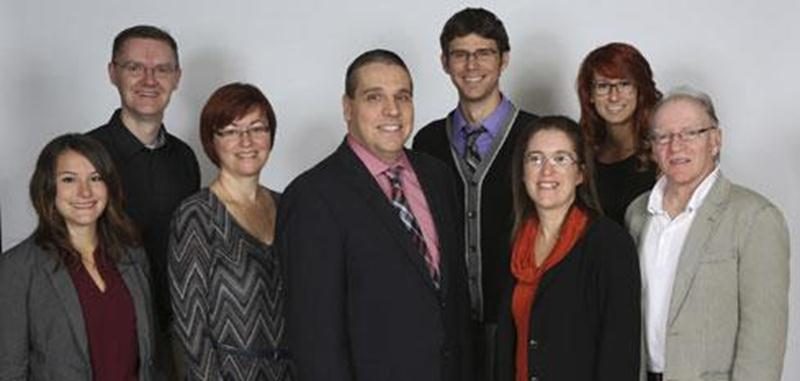 Entourant le rédacteur en chef Martin Bourassa, on reconnaît de gauche à droite : Jennifer Blanchette, Jean-Luc Lorry, Josée Bachand, adjointe à la rédaction; Maxime Prévost-Durand, Véronique Lemonde, Émilie Madore et Benoit Lapierre.