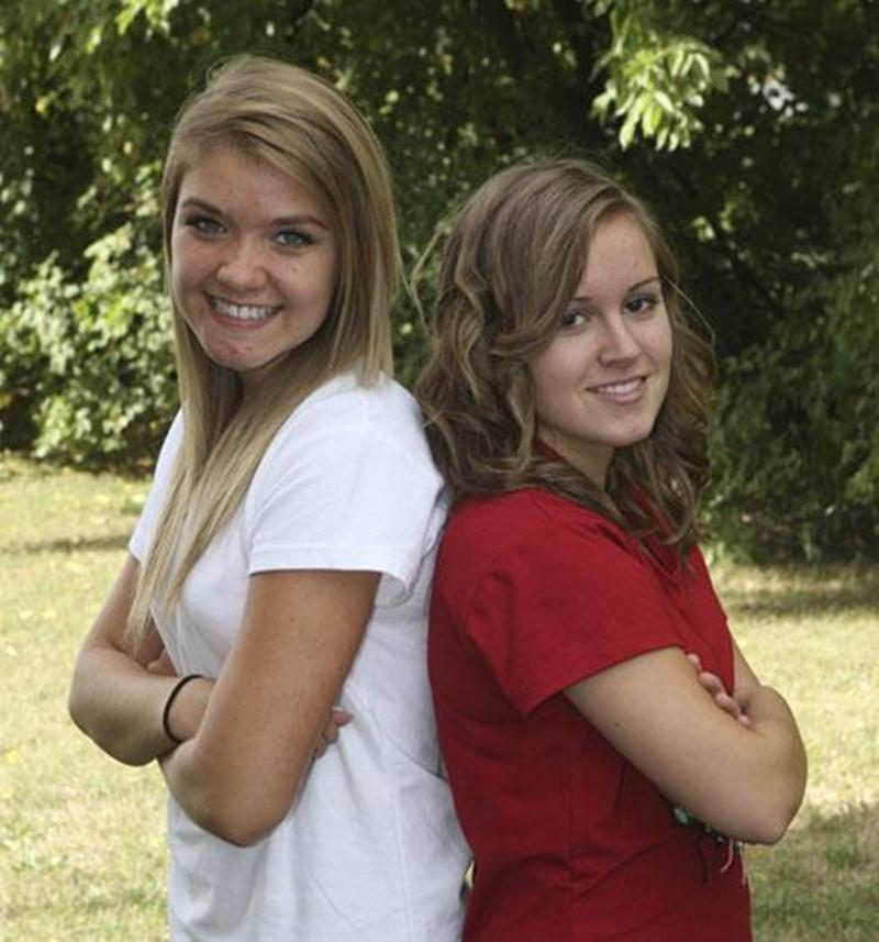 Amély Pronovost (secondaire 3) et sa demi-soeur Doriane Dufresne (secondaire 5) avec leur nouvel uniforme, celui porté par tous les élèves de l'école secondaire Fadette depuis ce matin lors de la rentrée en classe de tous les niveaux.