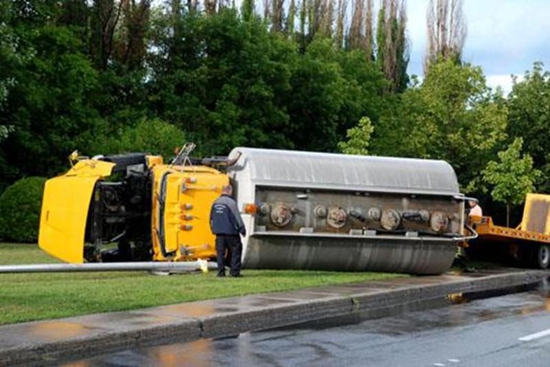 Un camion-citerne s'est renversé sur la rue Dessaulles à l'angle de la rue Brodeur à Saint-Hyacinthe, lundi, vers 17 h 20. Le conducteur tentait d'effectuer un virage lorsqu'une fausse manoeuvre a provoqué le renversement de son véhicule lourd, heurtant un lampadaire au passage. La citerne appartenant à une compagnie d'excavation était remplie d'eau. Chanceux dans sa malchance, le camionneur s'est retrouvé en fâcheuse position en face du poste de police de la MRC des Maskoutains et n'est demeuré