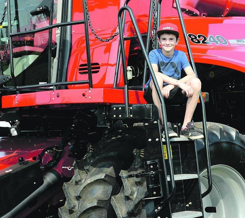 L’imposante machinerie agricole impressionne toujours les plus jeunes visiteurs d’Expo-Champs. Photo François Larivière | Le Courrier ©