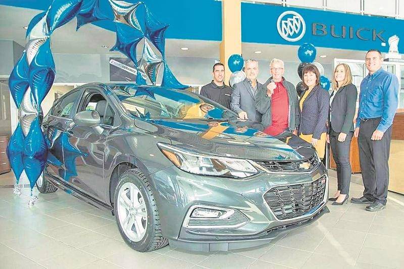 Valérie Rivest, Chef de district - ventes, General Motors, région de l’Est; et Jean-François Lussier, directeur général Lussier Chevrolet Buick GMC Ltée.