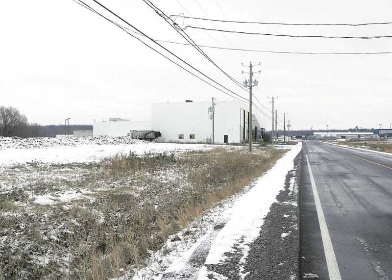 Les propriétaires de l’entreprise KC Diesel sont sur le point d’acquérir ce terrain vacant situé dans le parc industriel Théo-Phénix.  Photo Robert Gosselin | Le Courrier ©