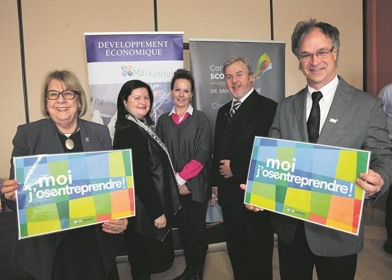 Francine Morin, préfet de la MRC des Maskoutains, Stéphanie Ruel, coordonnatrice aux Services éducatifs à la CSSH, Isabelle Dos Santos, Charles Fillion et Richard Flibotte, président de la CSSH, lors du coup d’envoi du Défi OSEntreprendre.   Photo Robert Gosselin | Le Courrier ©