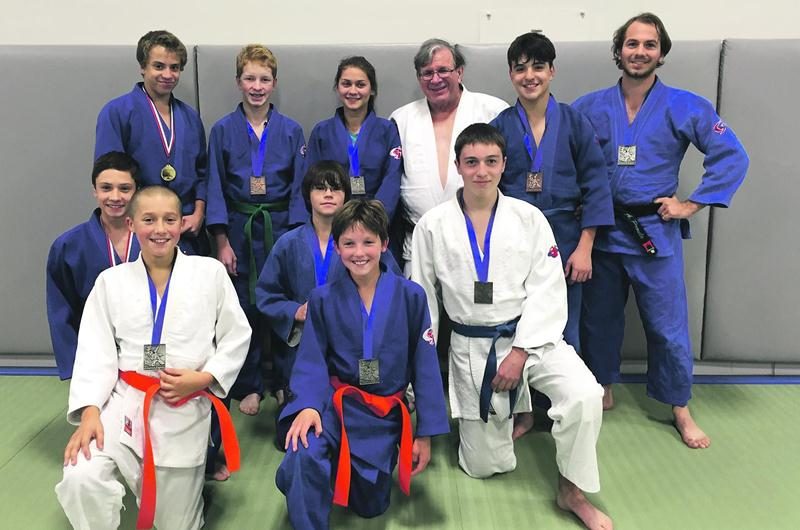Sur la photo, Nicolas Desrosiers, William Houle, Antoine Laporte, Zachary Daviau, Émile ­Guertin-Picard, Vincent Gamache, Gabriel Gagné, Ève Arès, l’entraîneur Louis Graveline, Félix ­Archambault et Alexandre Proulx.