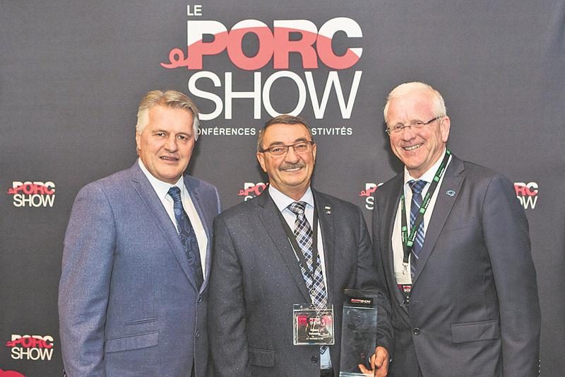 Laurent Lessard, ministre de l’Agriculture, des Pêcheries et de l’Alimentation; Réjean Vermette, éleveur de porcs de Saint-Simon-de-Bagot et Jean Larose, directeur général des Éleveurs de porcs du Québec.