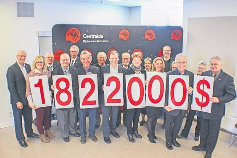 Quelques-unes des personnes impliquées auprès de Centraide Richelieu-Yamaska ont fièrement dévoilé le montant amassé pendant la campagne 2017. Photo courtoisie