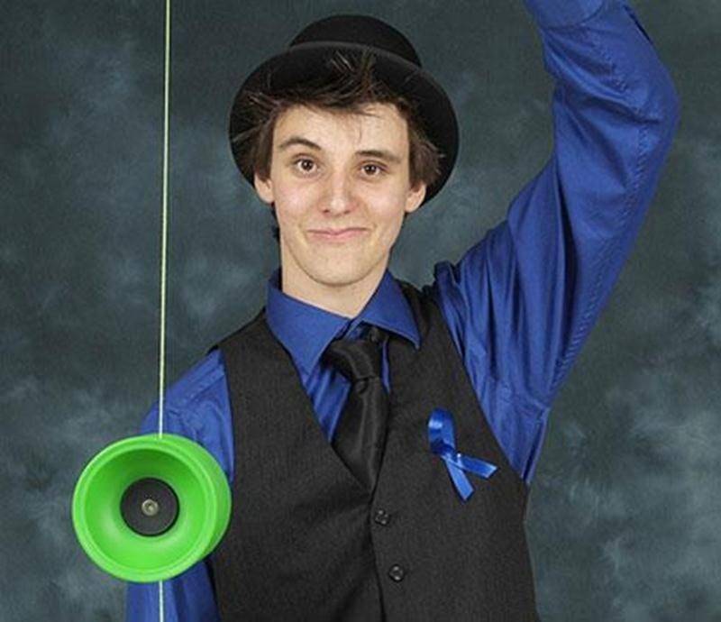 Grâce à la mesure Jeunes volontaires d’Emploi-Québec et à l’appui du CJE Iberville/St-Jean, Jean-Félix Bélanger a pu peaufiner son expertise en jonglerie. Il débutera sous peu des études à l’École de cirque de Québec.