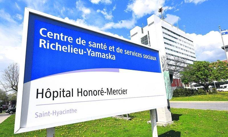 L’affiche à l’entrée de l’Hôpital Honoré-Mercier porte encore la marque de l’ancien CSSS. Photo François Larivière | Le Courrier ©