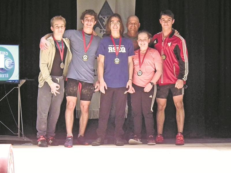 Sur la photo, on retrouve Youri Simard, Shad Darsigny, Alexandre Brochu, Charlotte Simoneau, Matt Darsigny et, à l’arrière, l’entraîneur Yvan Darsigny. Photo Courtoisie