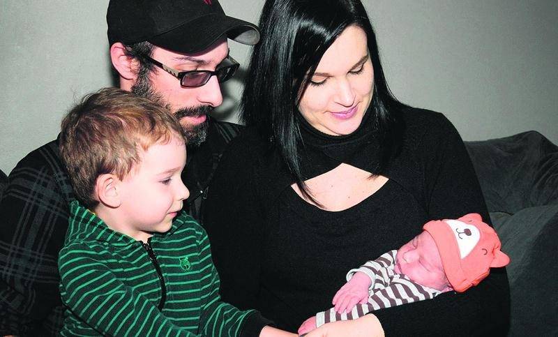 La famille Doiron-Lamoureux s’est agrandie avec l’arrivée de Jaxson, le premier bébé de l’année dans la région.  Photo François Larivière | Le Courrier ©