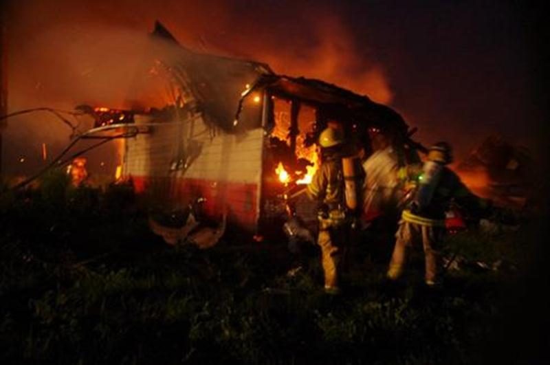 Une porcherie désaffectée de Sainte-Hélène-de-Bagot a été la proie des flammes en début de semaine. C'est vers 3 h, dans la nuit de mardi, que les pompiers ont été dépêchés sur les lieux. Heureusement, aucun animal ne se trouvait à l'intérieur. Par contre, le bâtiment est une perte totale, la cause de l'incendie demeure toujours inconnue. Les pompiers de Sainte-Hélène ont pu compter sur l'aide de ceux de Saint-Simon, Saint-Hugues et Saint-Nazaire.