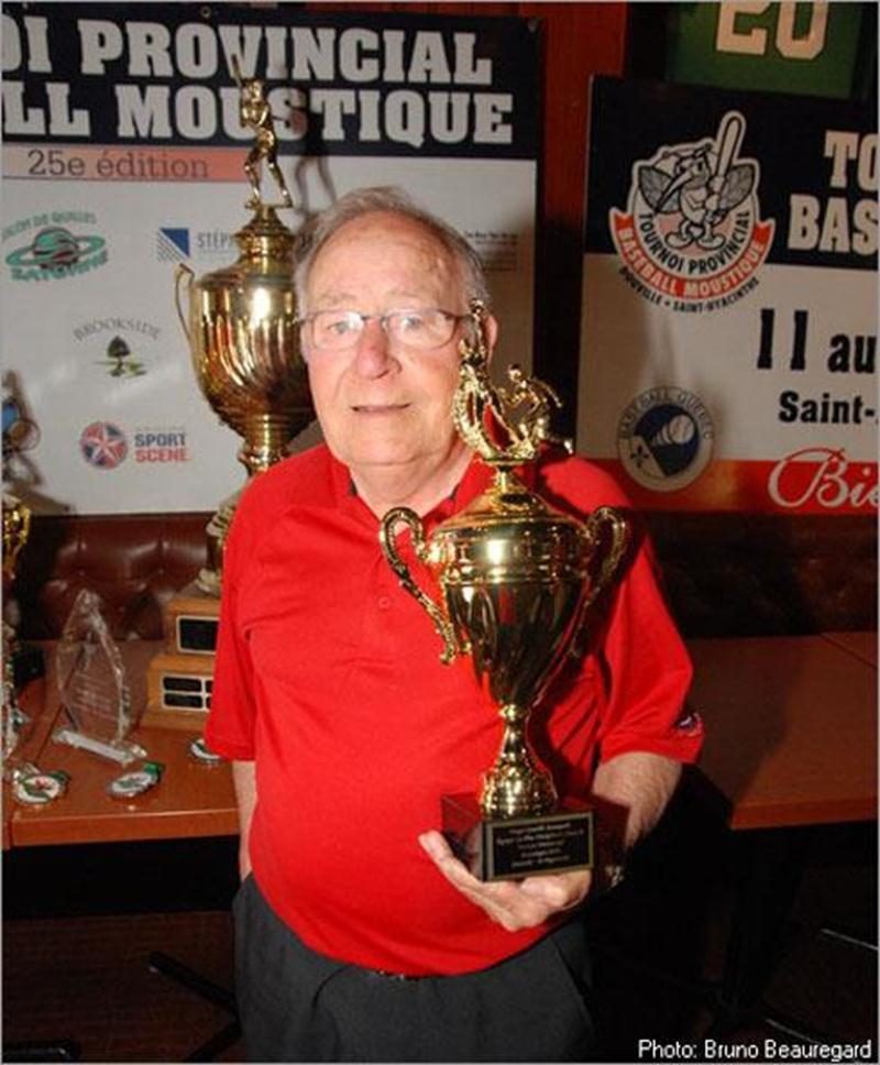 Sur la photo, Camille Bourgault, bénévole au tournoi depuis la première édition, posant avec le trophée portant son nom remis à l’équipe la plus disciplinée dans chacune des trois classes.