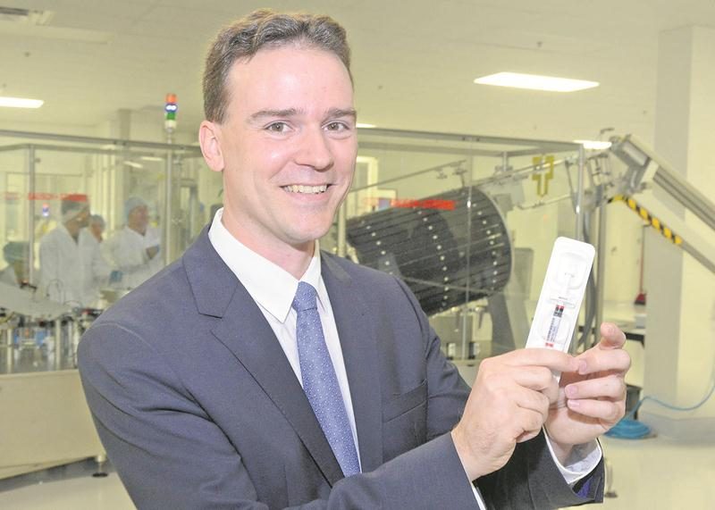 Jean-Philippe Gentès, président de Sterinova, présente le premier produit fabriqué par son entreprise, une seringue pré-remplie d’héparine, un médicament anticoagulant. Photo François Larivière | Le Courrier ©