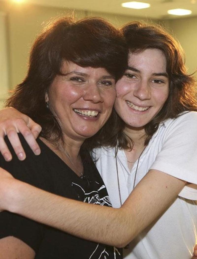 Marina Orsini en visite à l'école secondaire Saint-Joseph pose fièrement avec Géraldine Faure, étudiante de l'école, qui a initié la visite de la porte-parole de Tel-jeunes.