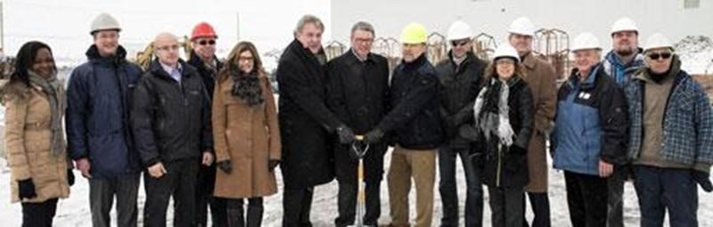 Au centre de la photo tenant la pelle symbolique, Mario De Tilly, directeur général de la Cité de la biotechnologie, Claude Corbeil, maire de Saint-Hyacinthe et Stéphane Carrier, président de Natur+L XTD. Les trois hommes sont entourés des différents partenaires associés au projet.