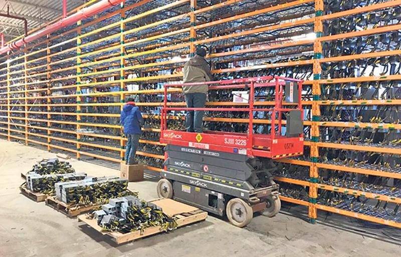 Cette photo montre des employés de Bitfarms en train d’installer ce qui semble être la deuxième phase des installations de l’entreprise à Saint-Hyacinthe. Elle a été publiée sur le compte Twitter de l’entreprise le 22 décembre 2017.