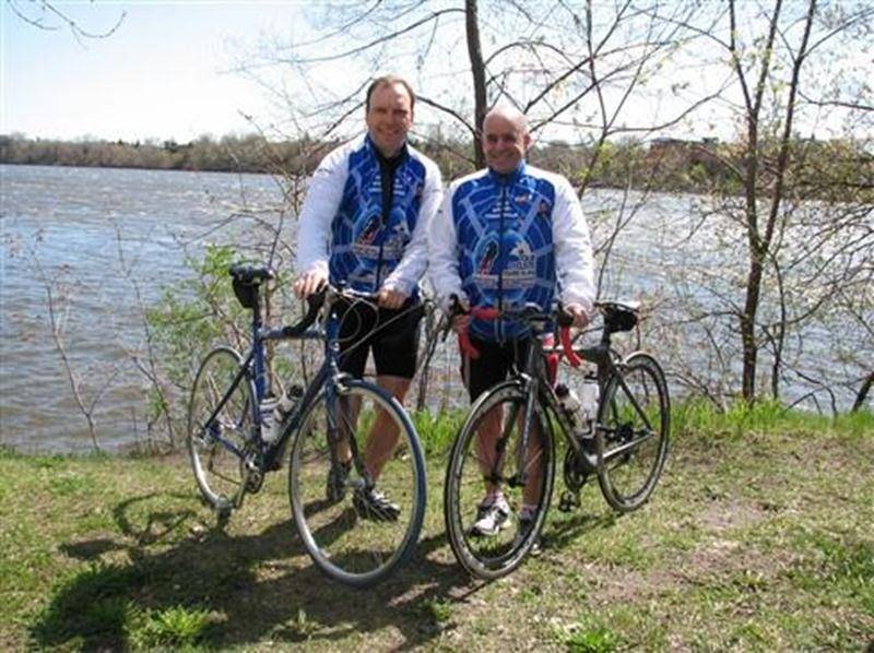 Guy Ménard et Guy Ravenelle seront du Tour cycliste des policiers de Laval qui fera escale à Saint-Hyacinthe le 1<sup>er</sup> juin.