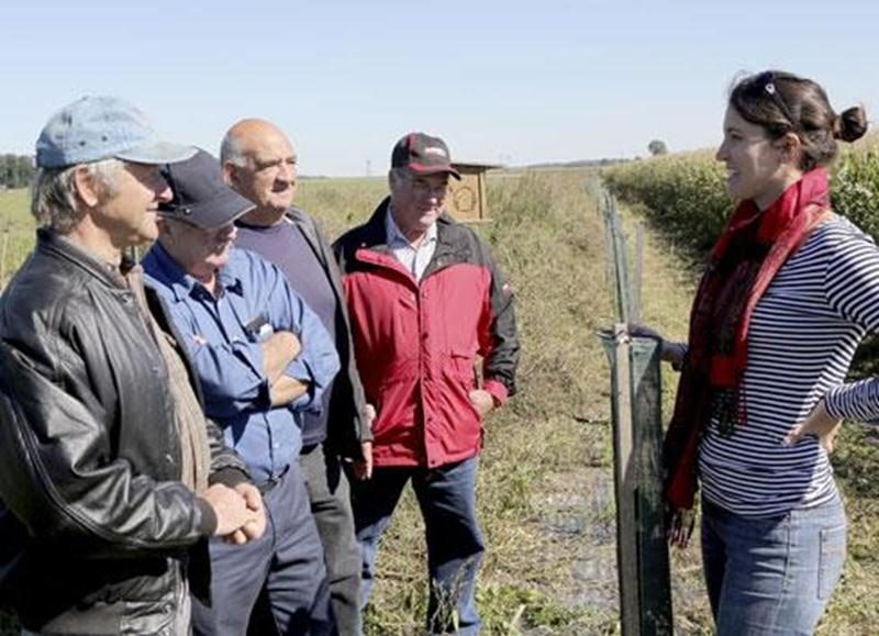 Catherine Plante, agente en agroenvironnement à la Fédération de l'UPA de la Montérégie, explique l'importance d'aménager une bande riveraine pour protéger les cours d'eau et ralentir l'érosion.