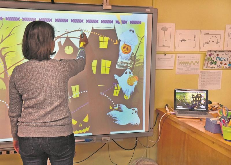 Plusieurs tableaux interactifs causent des maux de tête à la CSSH depuis au moins un an. Photo François Larivière | Le Courrier ©