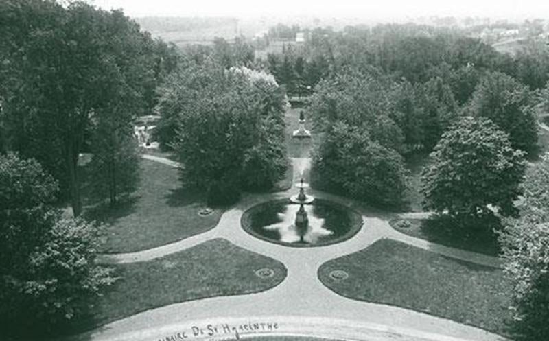 Jardins du Séminaire vers 1900, on aperçoit la statue de monsieur Girouard et la fontaine de 1878.