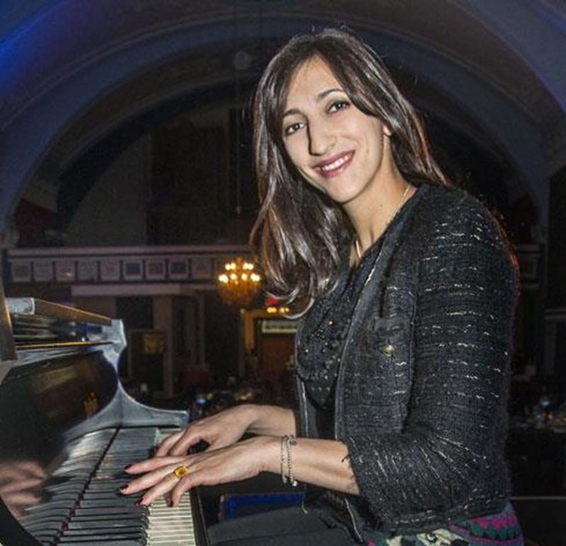 De passage à Saint-Hyacinthe dans le cadre d'un spectacle corporatif privé à la salle La Scène, Florence K a présenté les chansons de son répertoire musical en compagnie de deux de ses musiciens.