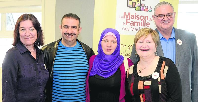 Marthe Duhaime, responsable du projet de jumelage à la Maison de la Famille, les nouveaux Maskoutains Muhammed Hac Gazi et Melek Seyh Yasin et l’autre couple qui s’est proposé pour le jumelage, Diane Amyot et Robert Marquette. Photo François Larivière | Le Courrier ©