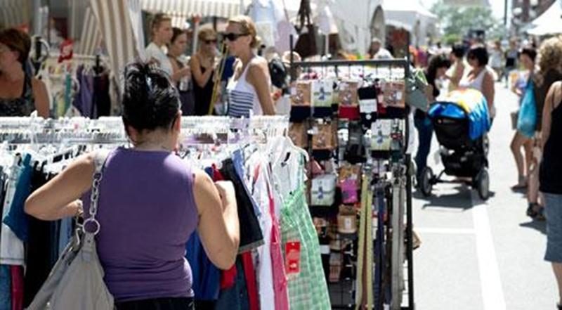 La chaleur accablante a fait chuter progressivement l'achalandage à la vente trottoir du centre-ville.