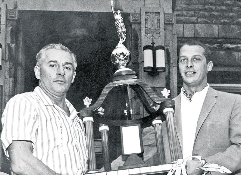 À partir de 1964, Le Courrier de Saint-Hyacinthe offre un trophée à l’équipe qui obtient les meilleurs résultats lors de la course. Ici, Gérard Côté prend la pose avec son ami Denis Chartier, éditeur du Courrier. Coll. Centre d’histoire de Saint-Hyacinthe, CH380.