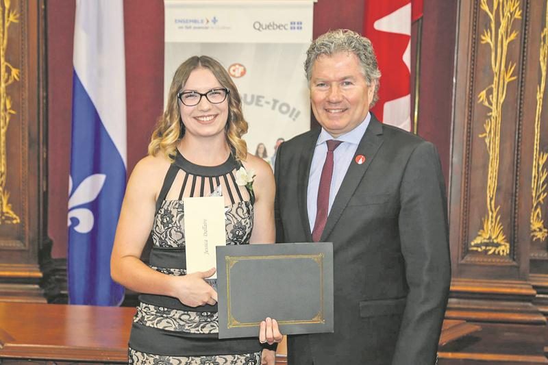 Michel Robitaille, président-directeur général pour Les Offices jeunesse internationaux du Québec, remet le prix Séjour professionnel à l’international à la lauréate, Jessica Dallaire.   Photo : Brigitte Thériault