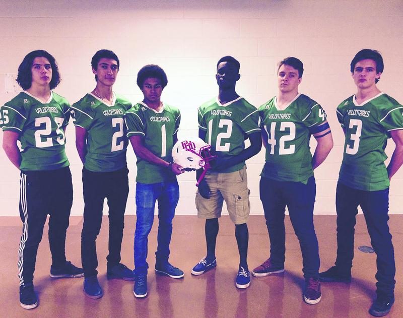 Dans l’ordre, Alexis Grégoire, Furkan Baysan, Christopher Abel, David Amani Kabwe, Michaël St-Cyr et Guillaume Guimond portent fièrement leur nouvel uniforme. Photo Courtoisie