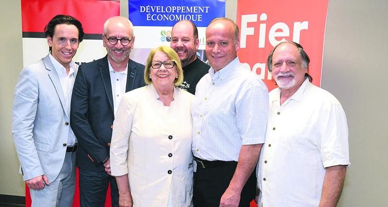 Steve Carrière, agent de développement à la MRC des Maskoutains, Pierre Rhéaume, directeur général de la Chambre de commerce de la grande région de Saint-Hyacinthe, Francine Morin, préfet de la MRC, Francis Dozois, de Gâteau Etc., Simon Giard, président de la Chambre de commerce, et Gilles Grégoire, de la Femme et le boulanger. Photo François Larivière | Le Courrier ©