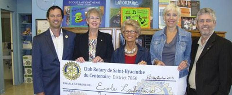 Pour une 8 e année consécutive et dans le cadre de son implication dans la communauté, le Club Rotary de Saint-Hyacinthe a offert aux élèves de troisième année de l’école Lafontaine un dictionnaire Larousse ou un dictionnaire Bescherelle qui les accompagnera tout au long de leur processus scolaire. Par la même occasion, un chèque de 350 $ a été offert à l’école pour couvrir une partie du projet de la rentrée ayant pour thème « Les arts sont partout ». Sur la photo, entourant Claudine Cabana, dir