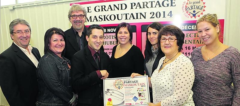 La Rôtisserie St-Hubert de Saint-Hyacinthe donnera encore son appui au Grand Partage Maskoutain le 28 novembre dans le cadre de la Journée St-Hubert. Dans l’ordre habituel : Michel Chagnon, bénévole; Maryse Morin, Via Capitale Affaires; Marc Perreault, animateur; Steve Deslauriers, la Rôtisserie St-Hubert de Saint-Hyacinthe; Geneviève Côté, Le Courrier de Saint-Hyacinthe; Joëlle Desjardins et Claudine Gauvin pour La Moisson Maskoutaine ainsi que Julie Gluck pour Boom Fm. Photo Robert Gosselin |