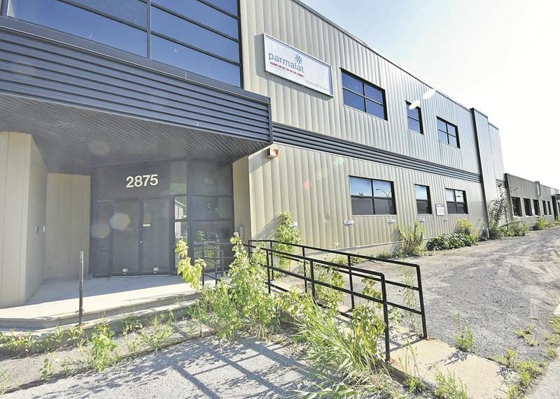 Les mauvaises herbes ont pris le dessus aux abords de l’ancienne usine Parmalat à Saint-Hyacinthe.  Photo François Larivière | Le Courrier ©