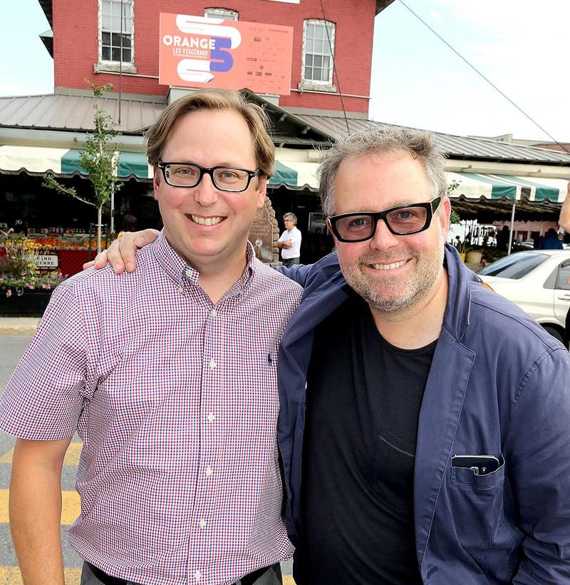 Benoit Chartier, éditeur du Courrier de Saint-Hyacinthe et président de DBC communications, et le dragon Alexandre Taillefer, président du conseil d’administration du Musée d’art contemporain de Montréal et propriétaire du journal Voir, étaient présents lors du vernissage d’Orange. Photo Robert Gosselin | Le Courrier ©