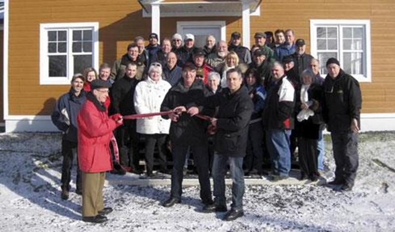 Le club de chasse et pêche Maska, organisme à but non lucratif, a inauguré sa nouvelle salle de formation, le 17 décembre. D'une surface de 1 200 pieds carrés et entièrement financée par les membres, elle servira aux divers ateliers de formation des amateurs de chasse et de tir. Elle est située au 1102 Route Guy, à Saint-Dominique. Sur la photo, on retrouve à l'avant-plan Léon Marchesseault (membre fondateur), Roger Robert (ancien président) et le président actuel Jean-François Vandry, en poste