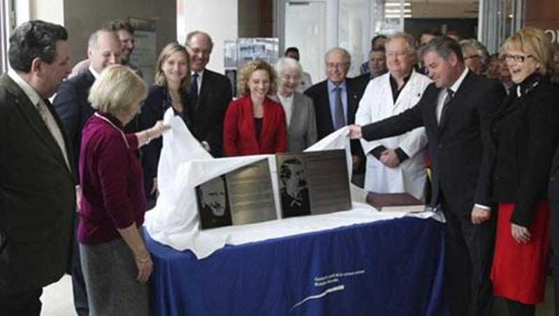 Micheline Gagnon, file du D<sup>r</sup> Hervé Gagnon, et le ministre de la Santé et des Services sociaux, le D<sup>r</sup> Yves Bolduc, dévoilant les plaques hommage à D<sup>r</sup> Hervé Gagnon et à Honoré Mercier.