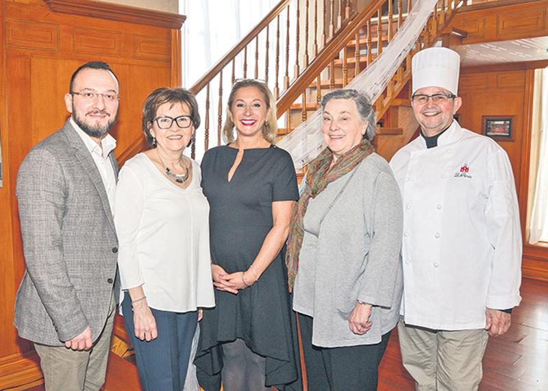 Pour une deuxième année, Anik Armand de Valeurs mobilières Desjardins a accepté la présidence d’honneur de la Soirée des chefs. Elle est entourée, de gauche à droite, par Dany Wiseman, directeur musical de l’Harmonie vocale de Saint-Hyacinthe, de Denise Joyal, organisatrice de l’activité, de Lynda Chambers, présidente du conseil d’administration, et de Denis Côté, chef cuisinier et propriétaire du Parvis. Photo François Larivière | Le Courrier ©