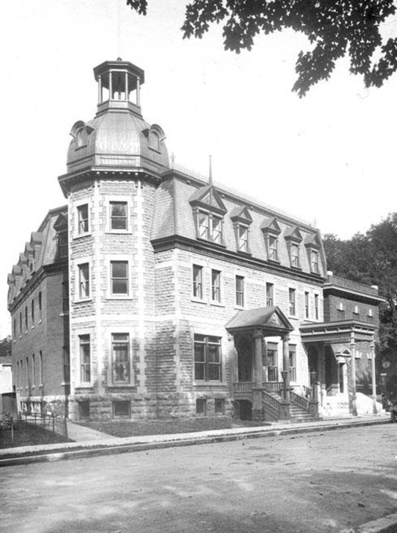 Ancien hôtel Yamaska vers 1922. (Archives du Centre d’histoire de Saint-Hyacinthe : CH478-014-PI009-002-0003)