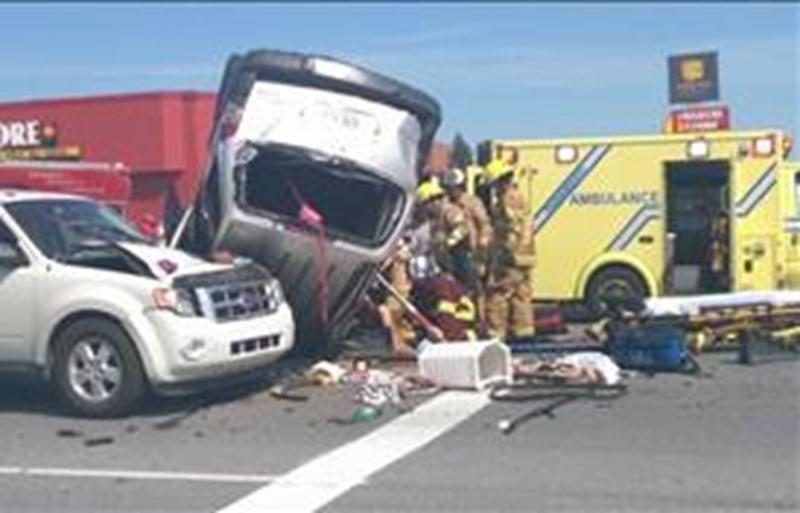 Heureusement, les autorités rapportent que personne n’a été blessé gravement dans cet ­accident de la route. Photo Dominique St-Pierre