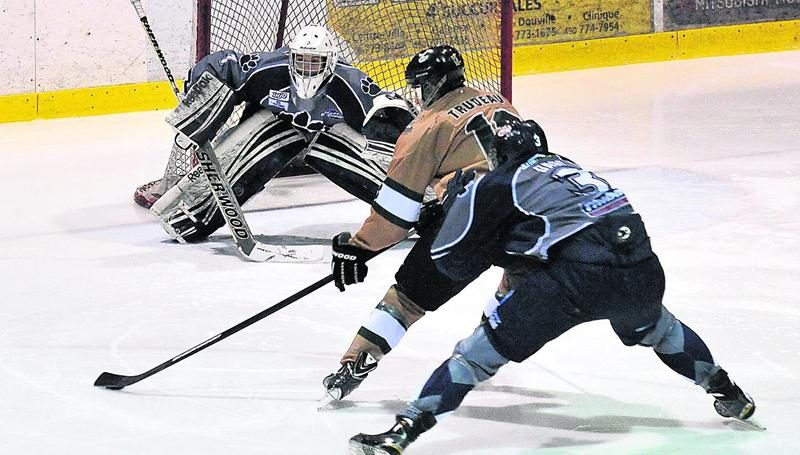 Les Lauréats et les Cougars se sont échangé les victoires au cours de leurs deux duels ce week-end. Photo François Larivière | Le Courrier ©