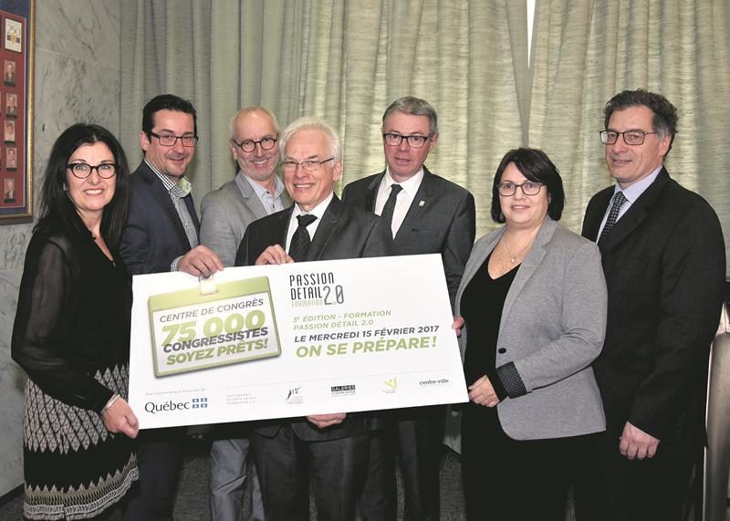 Sur la photo dans l’ordre habituel, Louise Beauregard, publicitaire chez DBC Communications; Simon Cusson, directeur général de la SDC centre-ville; Pierre Rhéaume, directeur général de la Chambre de commerce de la grande région de Saint-Hyacinthe; André Brochu, directeur général des Galeries St-Hyacinthe; Claude Corbeil, maire de Saint-Hyacinthe; Lucie Guillemette, associée chez Conceptö et André Barnabé, directeur général de Saint-Hyacinthe Technopole. Photo François Larivière | Le Courrier ©