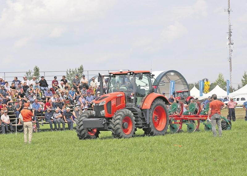 Les démonstrations commentées portaient, entre autres cette année, sur les charrues à versoirs. Après une présentation technique par un expert, les agriculteurs ont eu la chance de voir cette machinerie agricole en fonction. Photo Robert Gosselin | Le Courrier ©