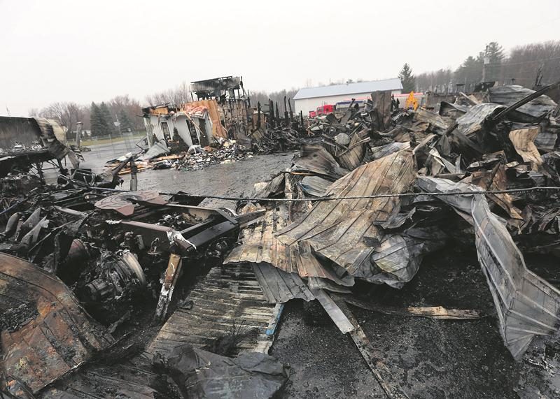 La Sûreté du Québec tente d’établir si une main criminelle est à l’origine de l’incendie chez l’entreprise J.L. Michon Transport. Photo Robert Gosselin | Le Courrier ©
