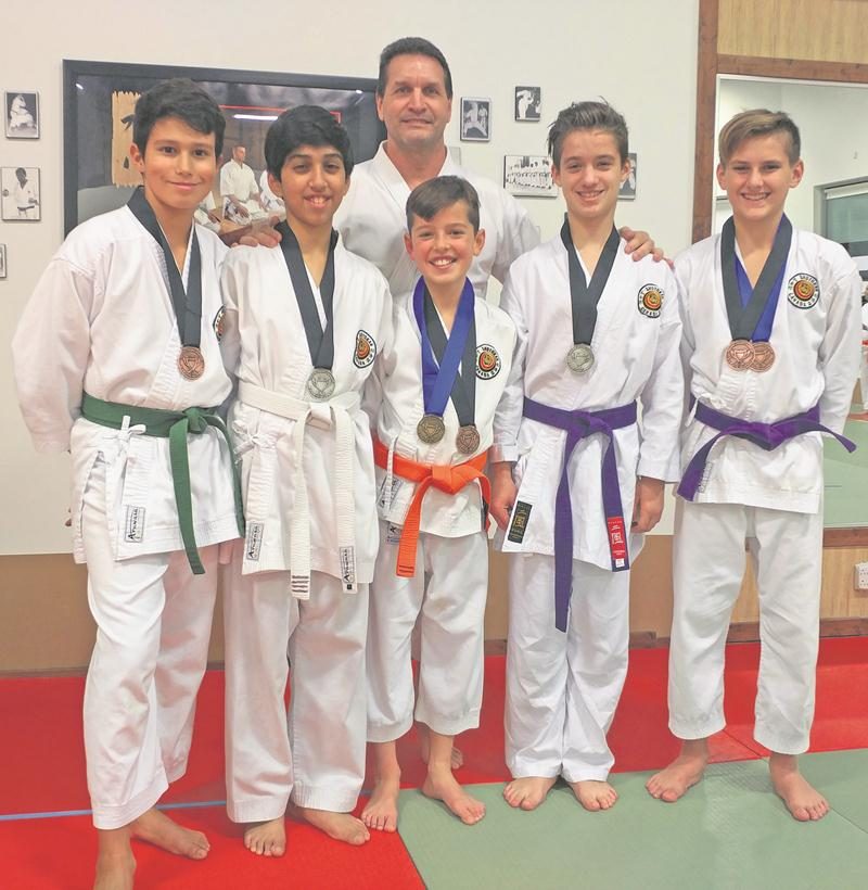 Accompagnés de Guy Brodeur, les karatékas Xavier Rémy-Garcia, Anas Zakria-Chaudry, Jacob Bouthot, Louis Rousseau et Félix Landry. Photo Courtoisie