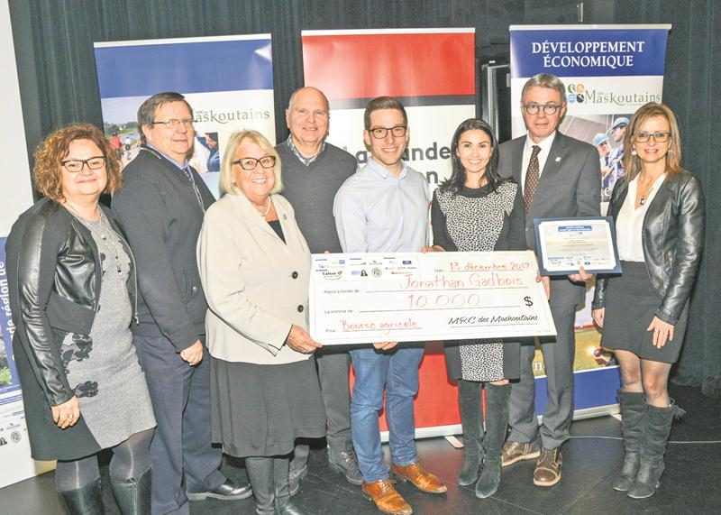 Sur la photo, de gauche à droite, Céline Laporte, Alain Jobin, Francine Morin, André Cécyre, Jonathan Gadbois, Chantal Soucy, Claude Corbeil et Lucie Duchesne.  Photo François Larivière | Le Courrier ©