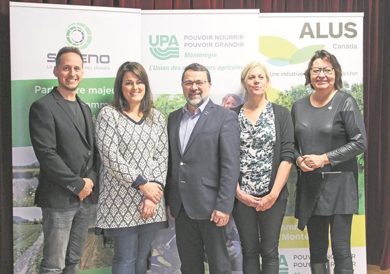 Michaël Poirier, responsable projets spéciaux et planification de production chez Soleno, Amélie De La Durantaye (Ferme Luc Lussier), Christian St-Jacques, président de la Fédération de l’UPA de la Montérégie, et Lynn Bishop, directrice des opérations chez ALUS Canada, et Claire Samson, députée d’Iberville.