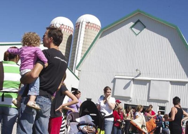 Les visiteurs attendent patiemment pour rentrer à la ferme Maskita de Saint-Hyacinthe qui a été très achalandée durant la journée portes ouvertes.